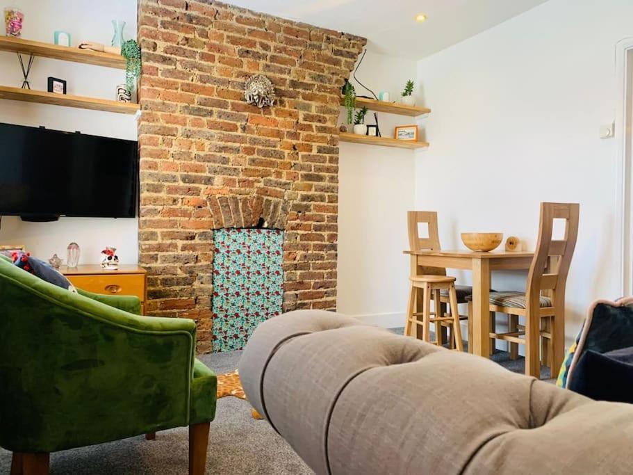 Funky 2 Bedroom Apartment In Town Centre Хейстингс Екстериор снимка