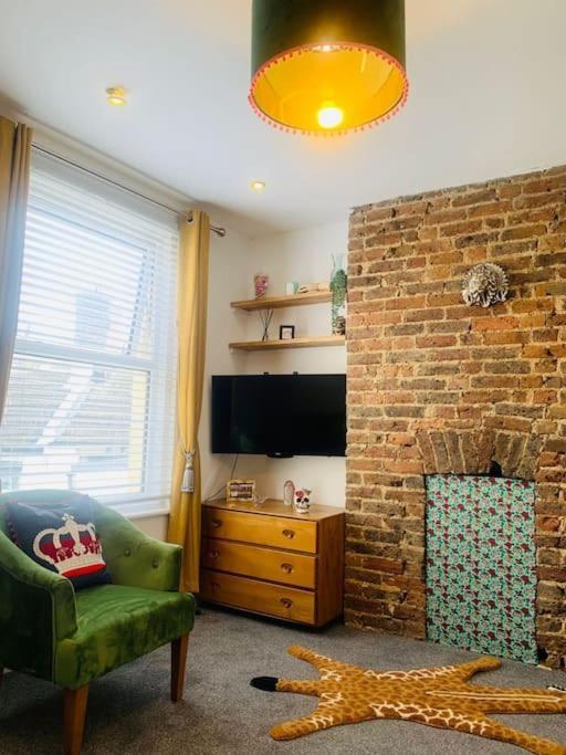 Funky 2 Bedroom Apartment In Town Centre Хейстингс Екстериор снимка